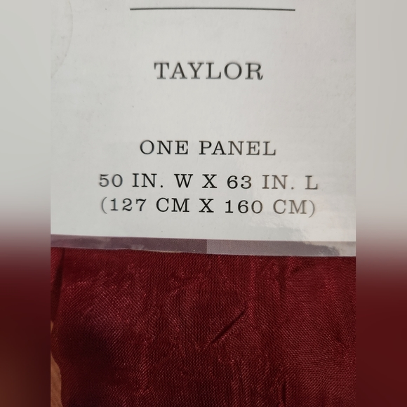 Beautiful red curtain - Picture 1 of 3